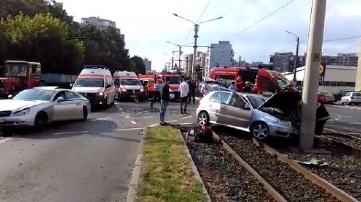 Grav accident de circulație în vestul țării! O maşină a ajuns pe liniile de tramvai: 3 victime