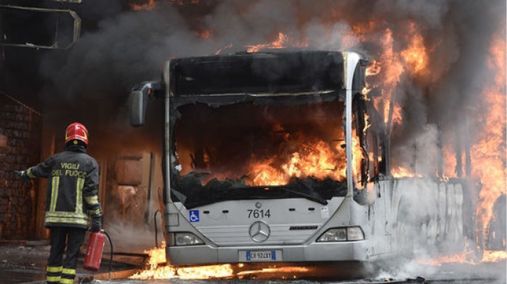 O explozie puternică a zguduit Roma. Un autobuz este în flăcări