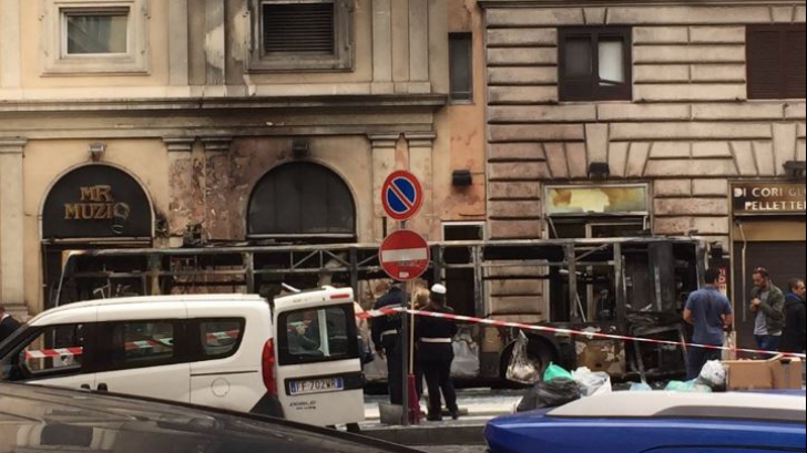 Autobuz în flăcări, în centrul Romei. Incendiul, urmat de explozie