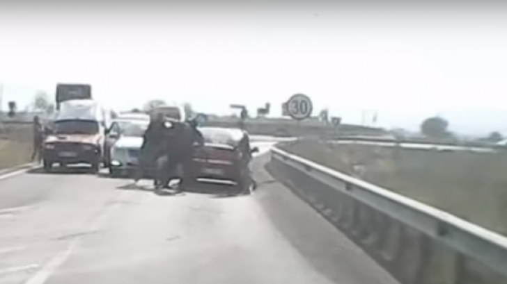 Şocant: rupt în bătaie în trafic la Brașov, sub ochii a zeci de oameni (VIDEO ŞOCANT)
