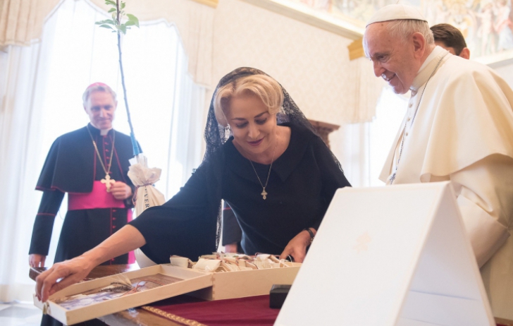 Primele imagini cu Viorica Dăncilă la Vatican. Reacţia Papei Francisc, când a primit cadourile 
