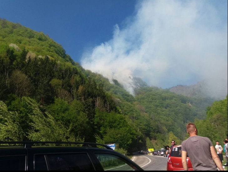Circulaţia rutieră pe Transfăgărăşan, închisă din cauza unui incendiu de vegetație