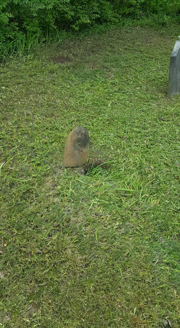 A găsit un cimitir vechi, uitat de 200 de ani. A dat iarba la o parte, e şocant ce se ascundea acolo