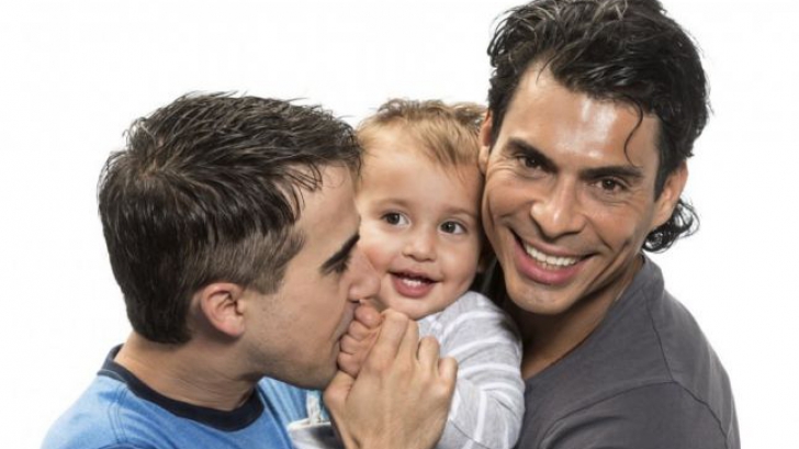 Schimbare la nivel legislativ în Grecia: cuplurile homosexuale vor putea lua copii în plasament