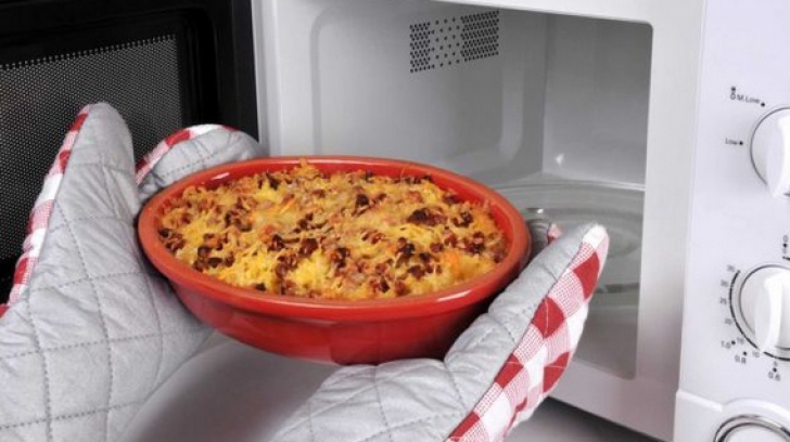 5 alimente pe care să NU le încălzeşti niciodată în cuptorul cu microunde