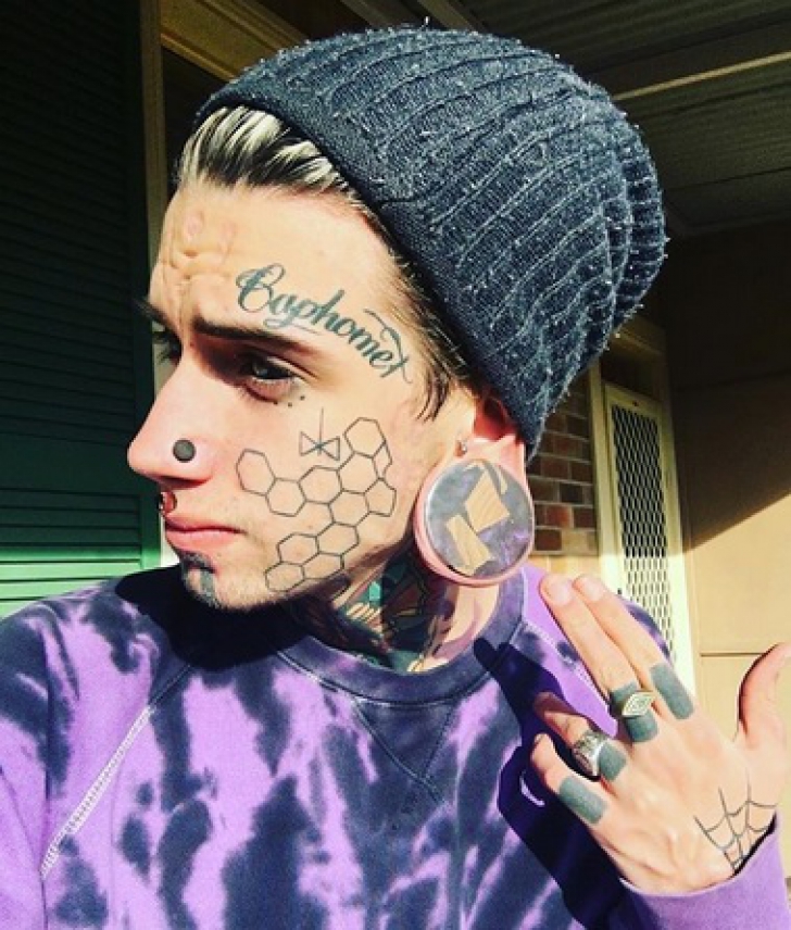 Şi-a îmbrăcat corpul în tatuaje şi l-a crestat în fel şi chip. Cum arăta înainte? A şocat mai mult! / Foto: Instagram