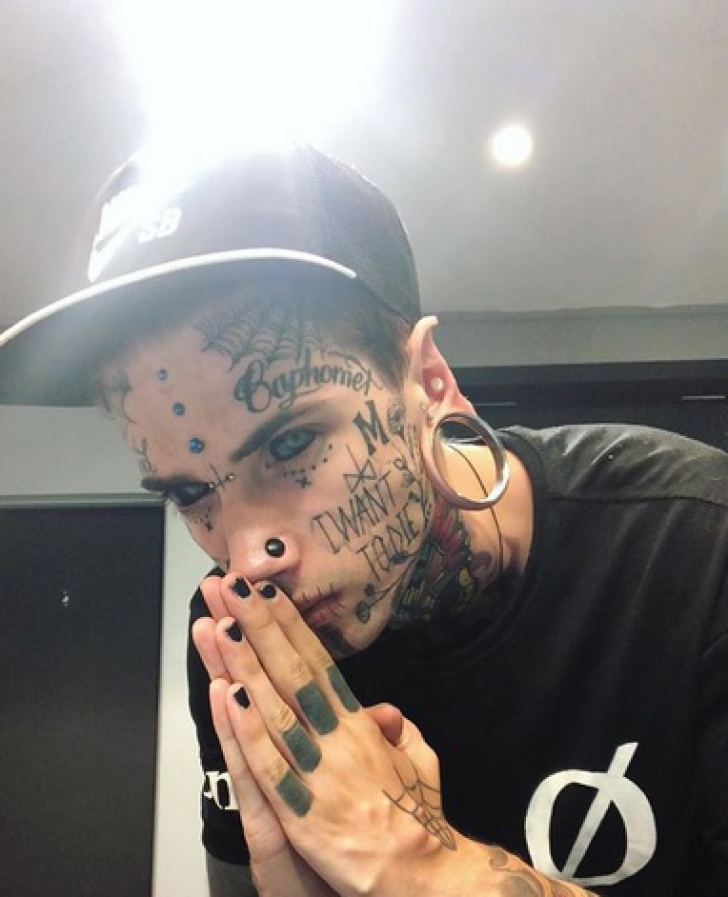 Şi-a îmbrăcat corpul în tatuaje şi l-a crestat în fel şi chip. Cum arăta înainte? A şocat mai mult! / Foto: Instagram