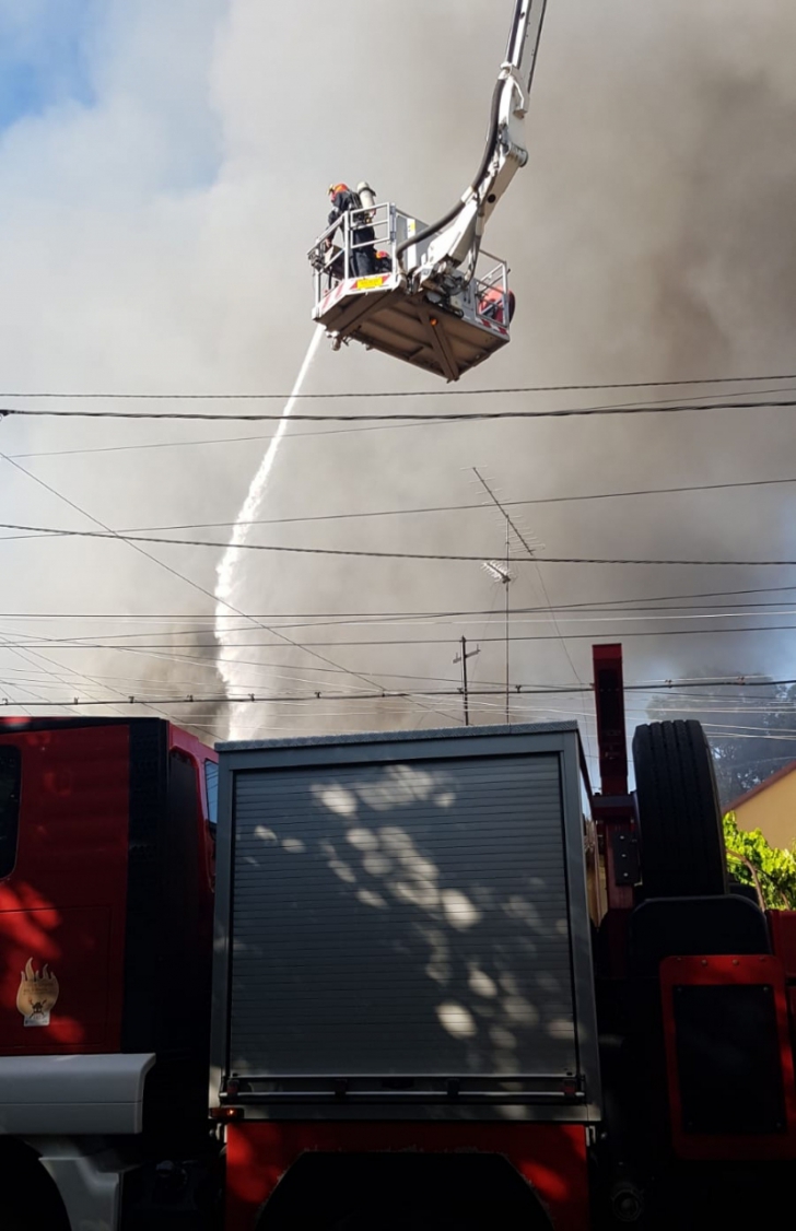 Incendiu de proporţii în Bucureşti, pompierii au intervenit în forţă (VIDEO)