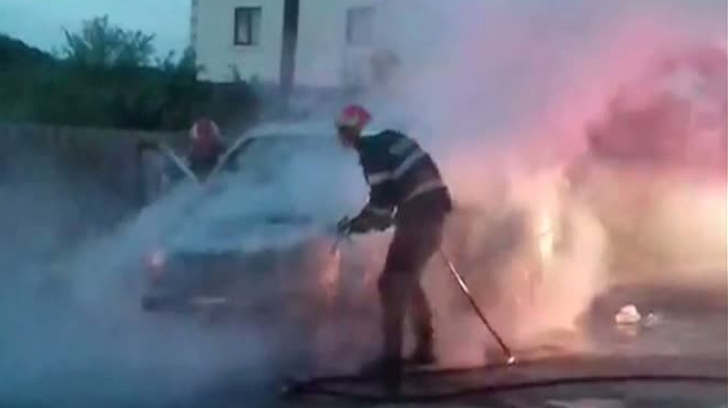 Mașină în flăcări în Argeș. Intervenții în forță ale pompierilor 