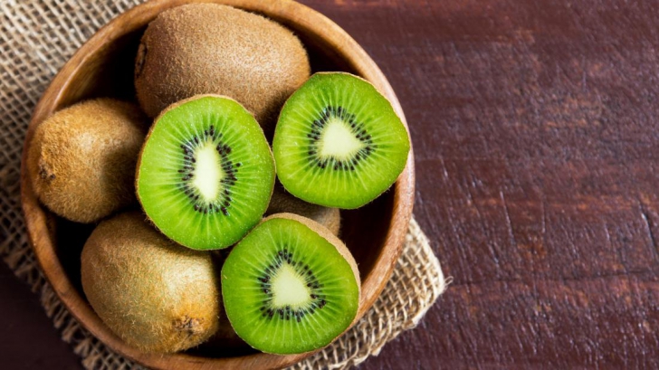 5 motive să mănânci kiwi. Este mai eficient decât multe medicamente
