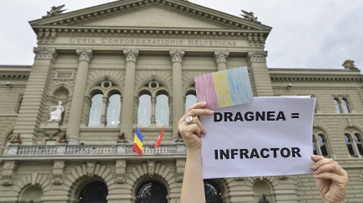 Liviu Dragnea, întâmpinat cu proteste în Elveţia: "Ucigaşul justiţiei române"