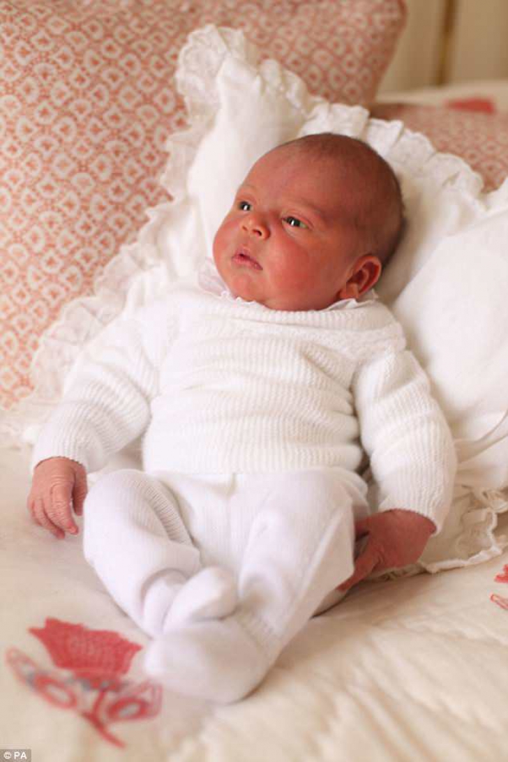 Primele imagini oficiale cu prinţul Louis, fotografiat alături de prinţesa Charlotte