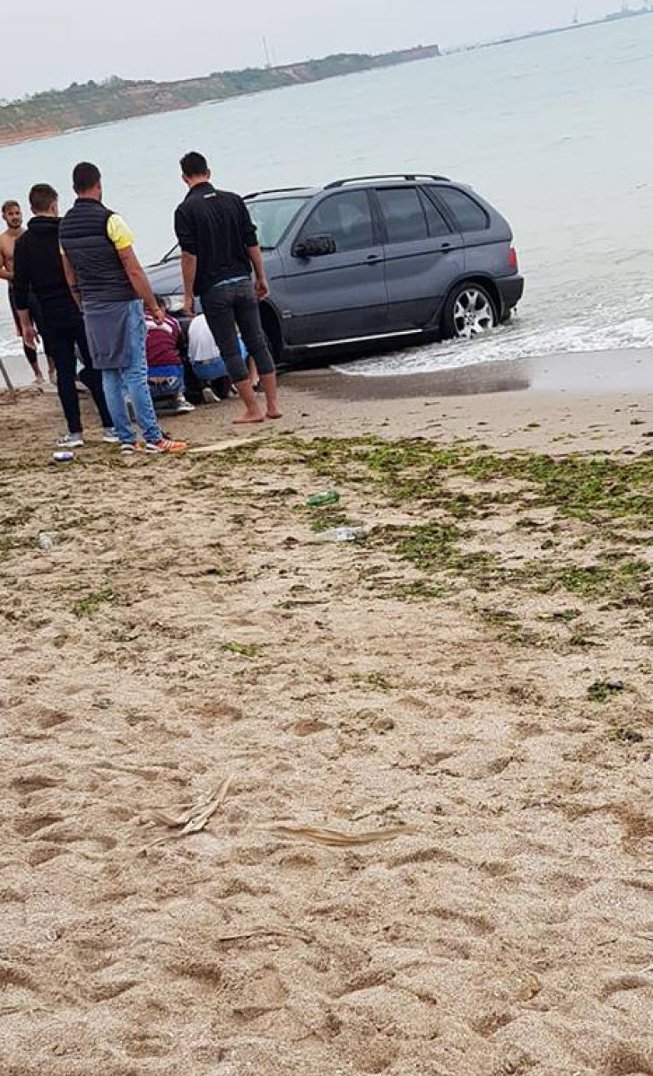 Cine este şoferul teribilist cu BMW care a rămas blocat cu maşina pe plaja din Vama Veche 