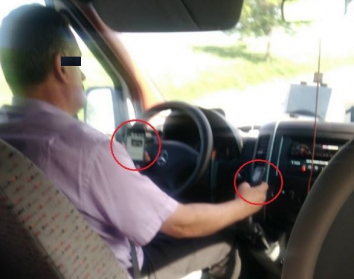 Şoferul unui microbuz plin cu pasageri, filmat folosind două telefoane în acelaşi timp, în cursă