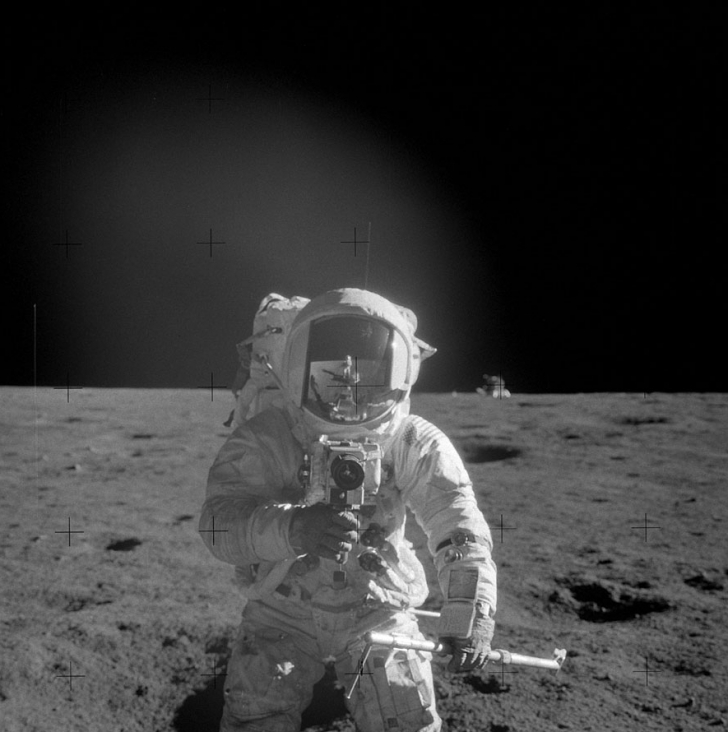 A murit "al patrulea om care a păşit pe Lună"! Misterul celei mai celebre poze lunare 