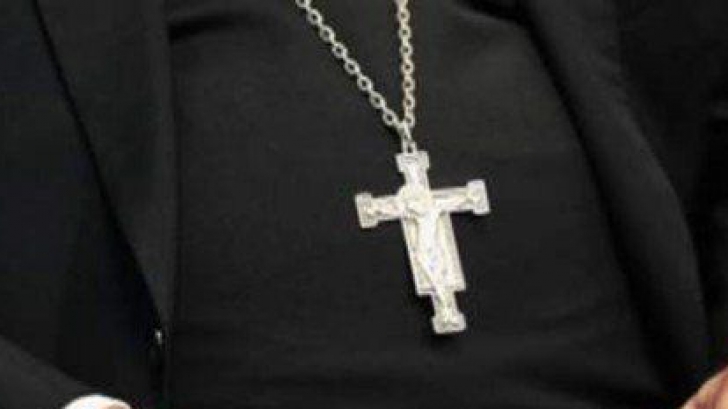 Preot din Bacău, acuzat că ar fi agresat sexual cinci fetițe 