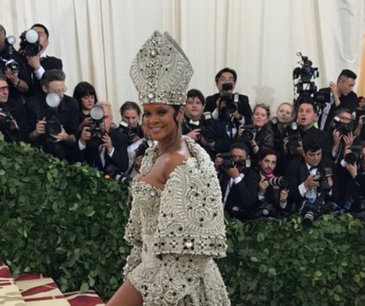 MET GALA 2018. Rihanna, într-o ținută ca Papa. WOW!