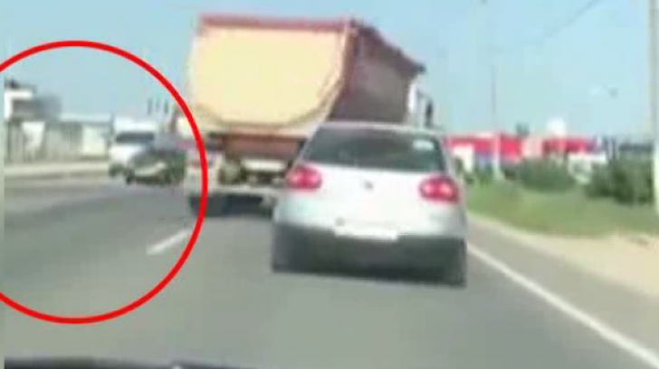 Scene groaznice în trafic: doi șoferi au făcut echipă ca să șicaneze o basculantă