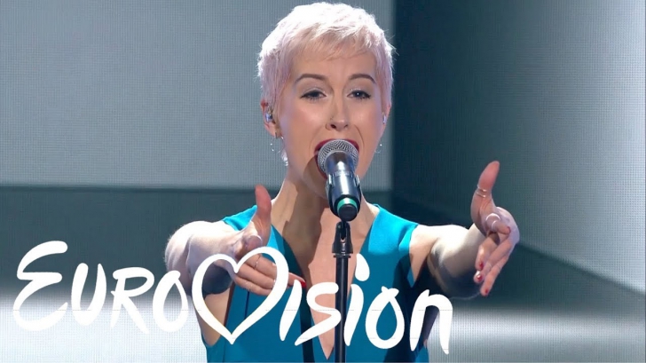 Eurovision 2018. Scene incredibile în finală: un individ a furat microfonul cântăreței britanice