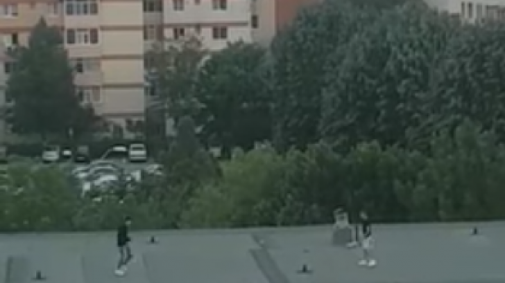 Anchetă la Pitești, după episodul "tenis cu piciorul" pe acoperișul școlii