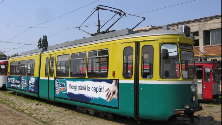 Premieră în România: tramvaiul cu prize pentru laptopuri și bibliotecă!