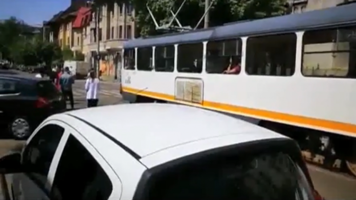 Maşină de lux şi tupeu aferent. A parcat fix pe linia de tramvai! (VIDEO)