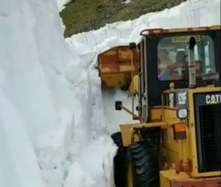 De la căldură sufocantă la zăpadă! Drumul din România, cu mormane de zăpadă de 6 metri 