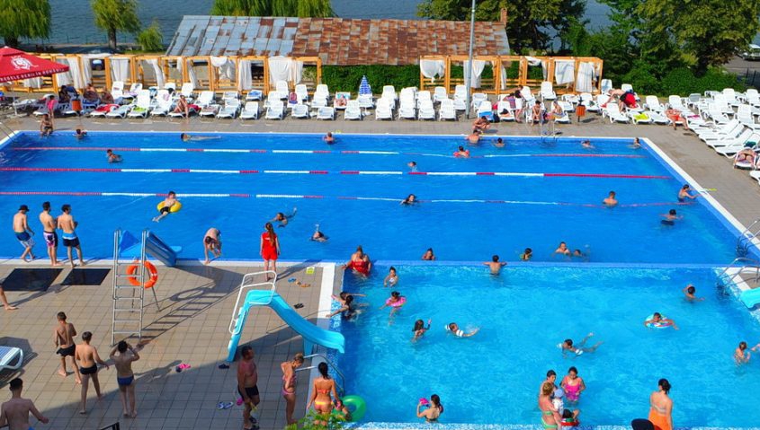 Vrei la piscină, în București? Ma bine te duci la mare. E mai ieftin!