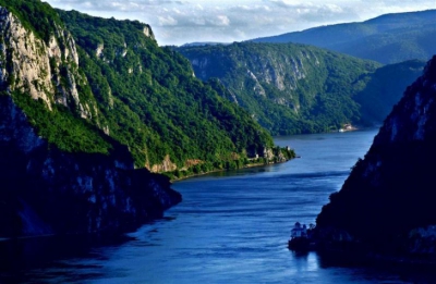 Singurul loc din România unde găseşti şi munte şi "mare". E de o frumuseţe rară!