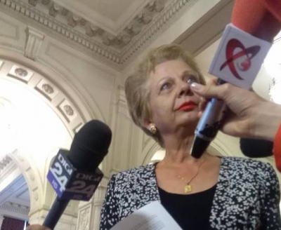 Moțiunea de cenzură "Opriți Guvernul marionetă!", citită. USR, protest cu banderole și scrisori