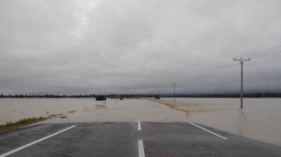 Trafic rutier oprit pe drumuri naţionale din cauza aluviunilor şi a apei 