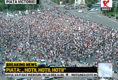 "Cod roşu de OUG". Noi proteste în Piaţa Victoriei şi în ţară: "Nu vrem să fim conduşi de hoţi!"
