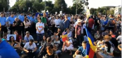 Protest în Piaţa Victoriei, cu mii de oameni. Jandarmii, intervenții cu gaze lacrimogene