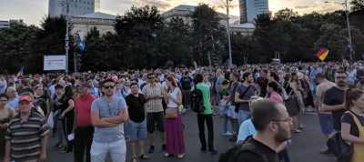 Protest în Piaţa Victoriei, cu mii de oameni. Jandarmii, intervenții cu gaze lacrimogene