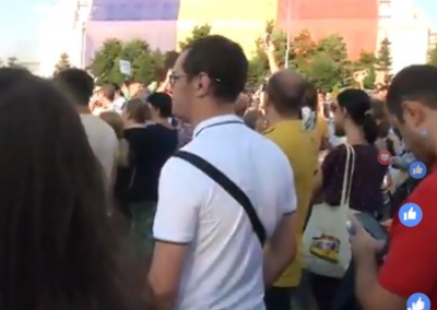 Protest în Piaţa Victoriei, cu mii de oameni. Jandarmii, intervenții cu gaze lacrimogene
