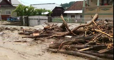 Prăpăd la Vaideeni, Vâlcea! Trafic blocat, locuințe și mașini distruse