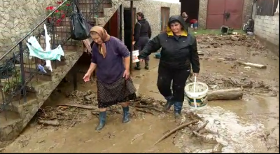 Prăpăd la Vaideeni, Vâlcea! Trafic blocat, locuințe și mașini distruse