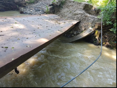 Prăpăd la Vaideeni, Vâlcea! Trafic blocat, locuințe și mașini distruse