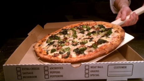 A comandat pizza şi a plusat: "Trimite şi una goală!". Când a deschis uşa, mai să leşine!