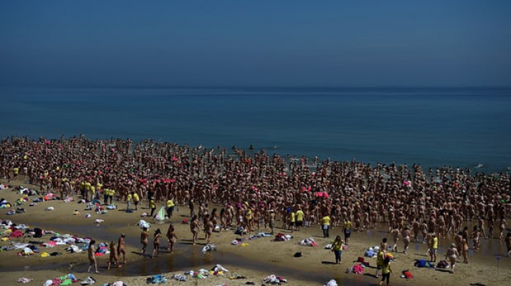 Motivul pentru care 2.500 de femei goale au apărut pe o plajă