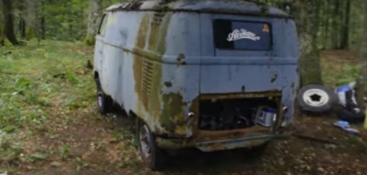 Au descoperit în pădure un VW Bus din 1955, părăsit de 20 de ani. S-au speriat ce au aflat