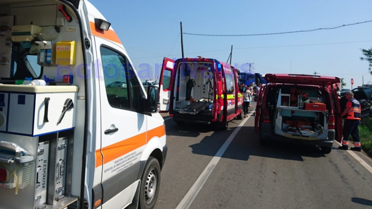 Grav accident în Botoșani, în intersecția morții. Un tânăr a rămas încarcerat