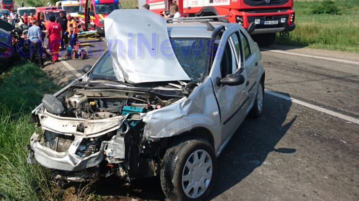 Grav accident în Botoșani, în intersecția morții. Un tânăr a rămas încarcerat