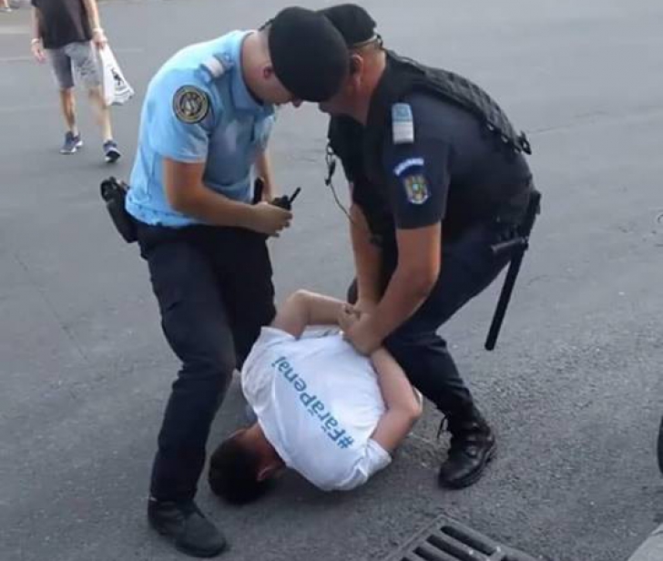 Cine este tânărul cu tricou #FărăPenali, încătușat de jandarmi. Explicație șoc: de ce a fost ridicat