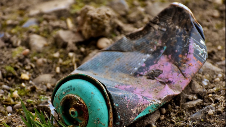 Un oraș din România a angajat detectivi care să monitorizeze aruncarea gunoaielor pe stradă