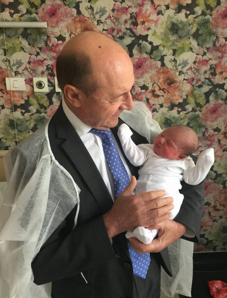 Cum o cheamă pe fiica Elenei Băsescu? Bunicul Traian a postat primele poze