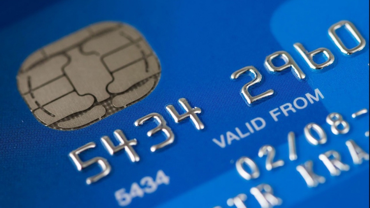 De ce unele carduri bancare au numele tău în relief și care este avantajul