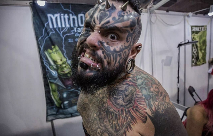 Este cel mai tatuat om din lume şi a ajuns în România!
