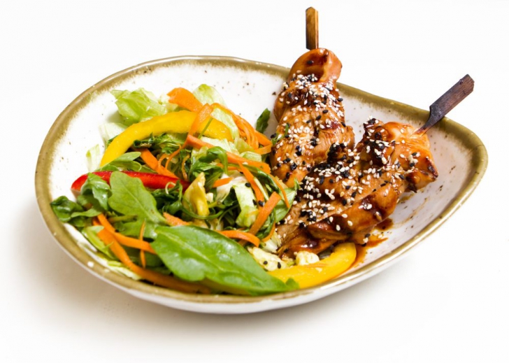 Recomandarea lui Chef Scarlatescu pentru vara asta: Pui Teriyaki cu rucola, baby spanac si ardei (P)