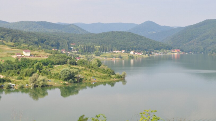 Lacul blestemat din Hunedoara despre care puţini au curajul să vorbească